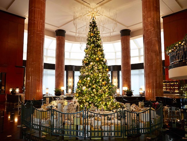 クラシカルなツリーと雪景色の街並みが広がるロビー。恵比寿・渋谷エリアで特別なクリスマスを。